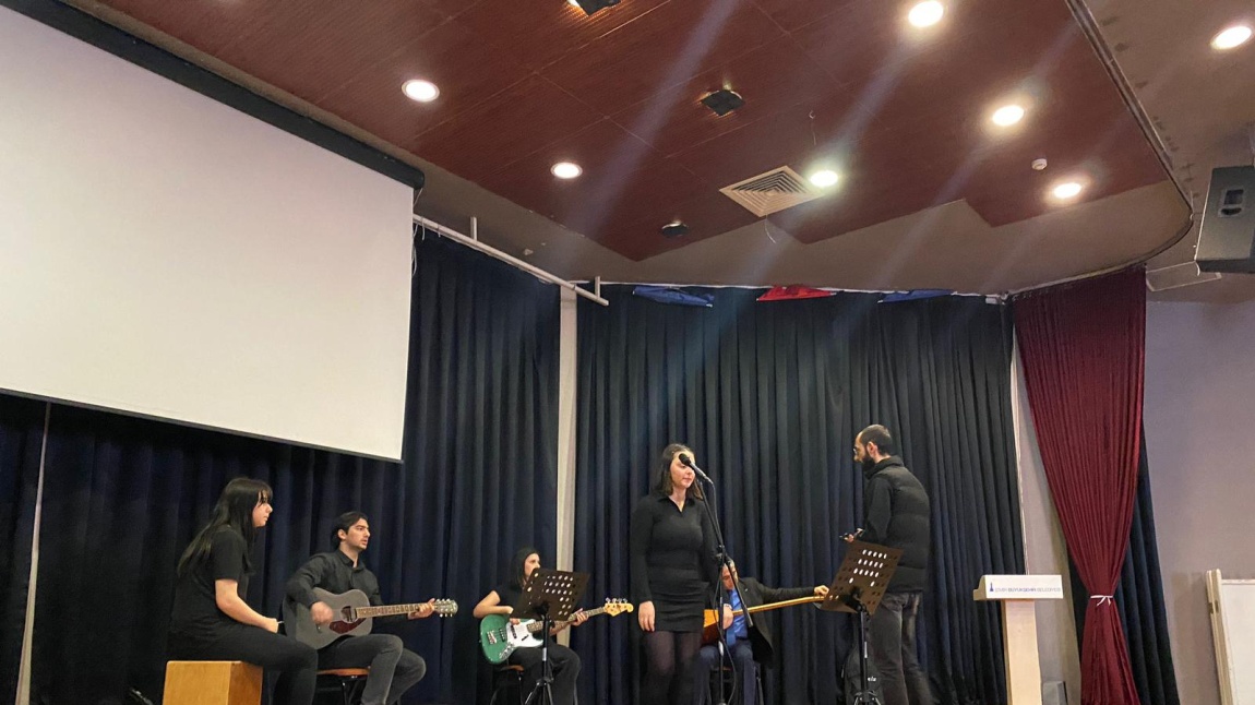 Okulumuz Öğrencisi  Gülben AKÇİL 'Türk Halk Müziği Ses Yarışmasında' İlçe Birincisi Olmuştur.